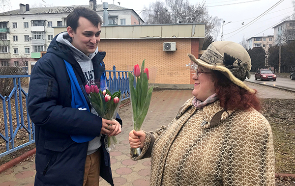 В Луховицах раздали свыше одной тысячи тюльпанов