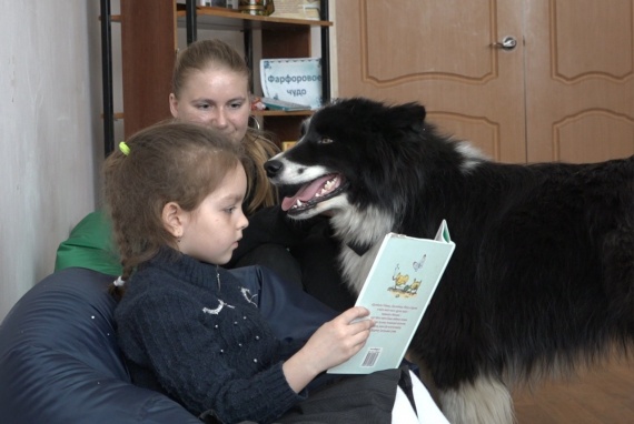 Зарайские школьники почитали книгу вместе с собакой 
