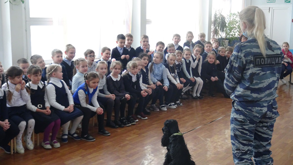 Егорьевские школьники познакомились со служебными собаками