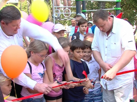 Министр ЖКХ Евгений Хромушин открыл новую детскую площадку в Коломне