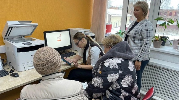 В коломенских МФЦ пенсионеров учат оплачивать ЖКУ онлайн