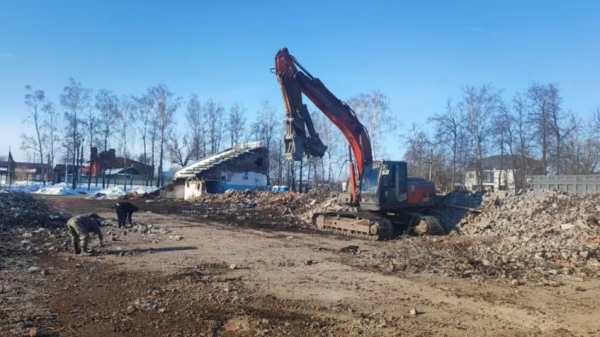 Строители завершают демонтажные работы на стадионе "Спартак" в Луховицах