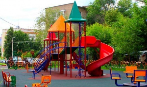 В Коломенском районе устранили нарушения на детских площадках 