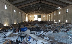 В заброшенном здании в деревне Семибратское обнаружили огромную свалку