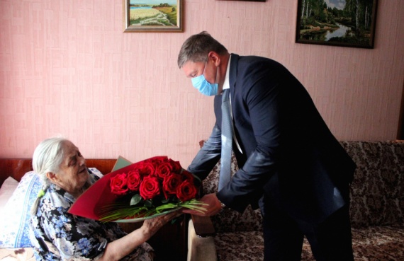 Денис Лебедев поздравил коломчанку с юбилеем