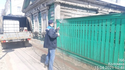 Фасады жилых домов по улице Октябрьской Революции очищают от пыли и грязи