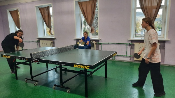 Студенты разных факультетов встретились за теннисным столом