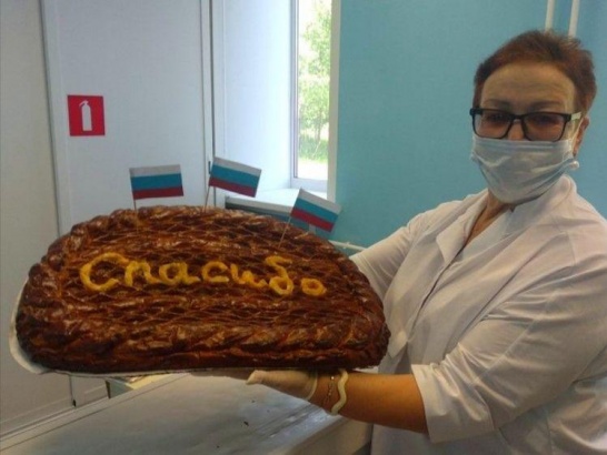 Озерчане испекли пирог для медиков и пациентов Бояркинской участковой больницы 