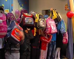 Детям из многодетных семей подарили портфели со школьными принадлежностями 