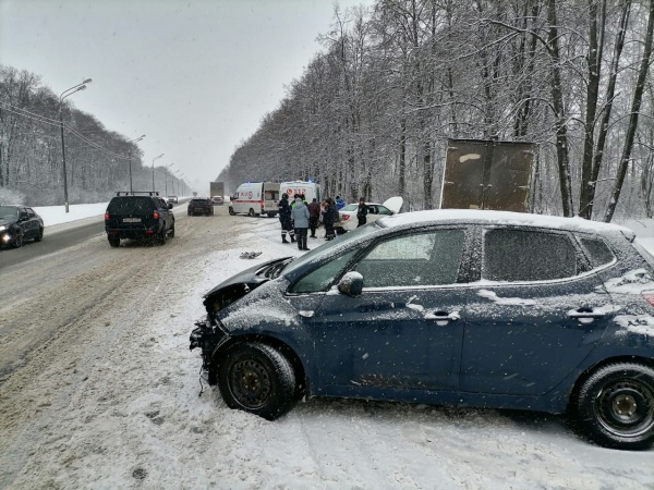 Авария с тремя автомобилями произошла в Луховицах