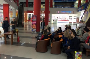 Сотрудники МЧС провели инструктаж в луховицком торговом центре