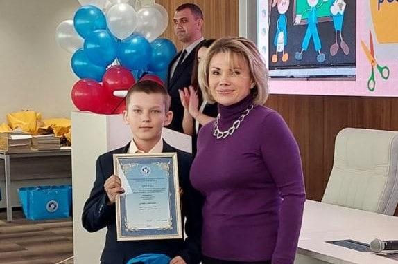 Школьника из Коломны наградила уполномоченный по правам человека в Московской области Екатерина Семёнова