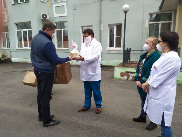 Денис Лебедев передал куличи коломенским медикам