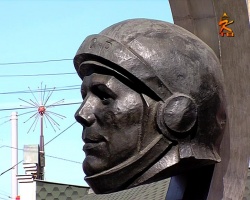 В День Космонавтики на улице Гагарина прошел торжественный митинг