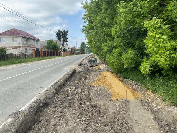 В Черкизове строят новый тротуар