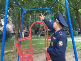 Инспекторы Госадмтехнадзора проверяют детские площадки