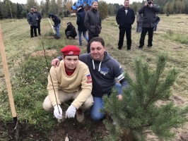 Коломенские школьники сажали деревья в Звездном городке