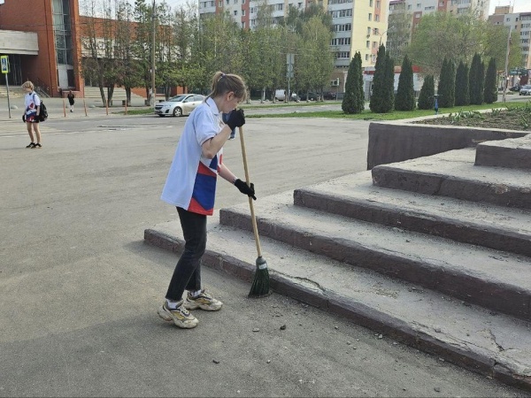 Возле Молодёжного центра "Русь" прошёл субботник
