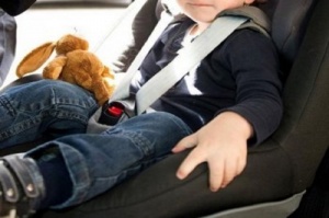 Детей запретили оставлять одних в машине и разрешили пристегивать простым ремнем