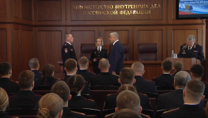 Служу России: полицейские получили награды за мужество при спасении людей