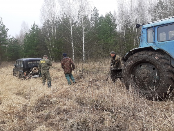 Тракторист выручил патрульную группу лесной охраны