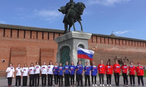 Студенты 1-го Московского областного музыкального колледжа спели у кремлевской стены