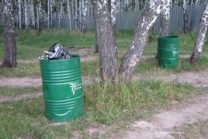 На лесных опушках робко появляются первые мусорные контейнеры