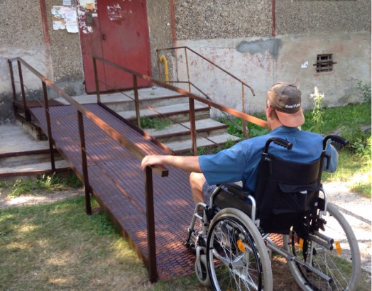 В Сергиевском установили пандус для инвалида-колясочника