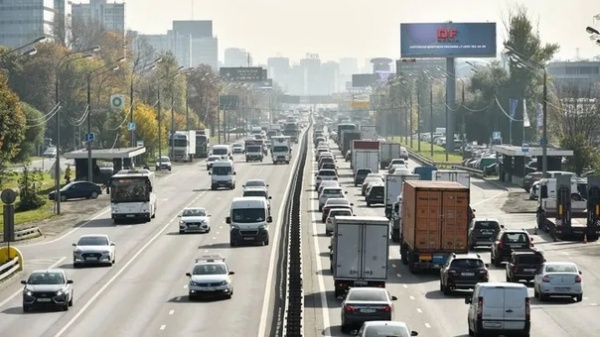 Количество автомобилей на дорогах Подмосковья в конце лета может вырасти на треть