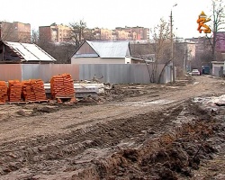 На улице Полевой строительная техника разбила дорогу и превратила ее в грязное месиво