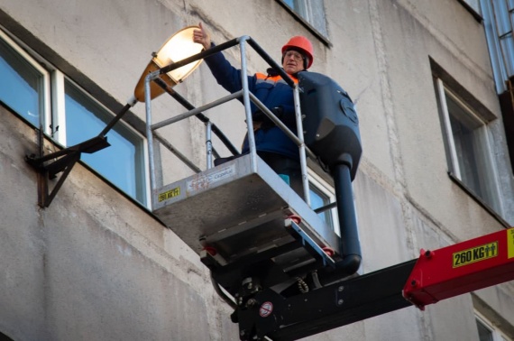 Работники ДГХ восстановили фасадное освещение дома на улице Ленина