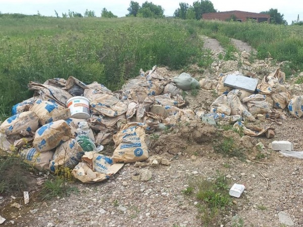 Возле деревни Семибратское сбросили строительный мусор