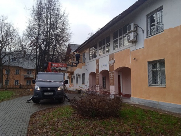 Здание ДГХ на ул. Чкалова начали ремонтировать