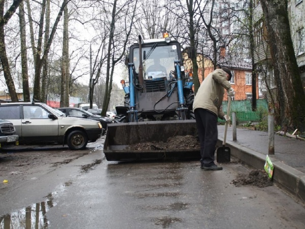 Дворы в Коломне и Озёрах очистят от мусора и аварийных деревьев