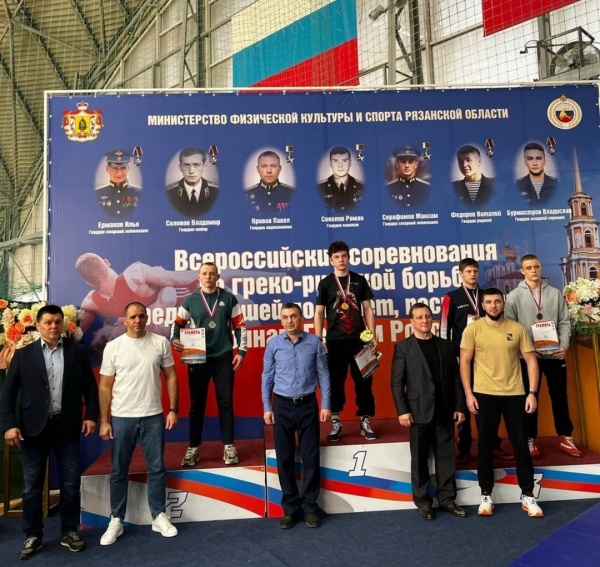 Коломенцы приняли участие в соревнованиях по греко-римской борьбе