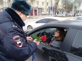 В Луховицах сотрудники ГИБДД провели акцию "Цветы любимым"