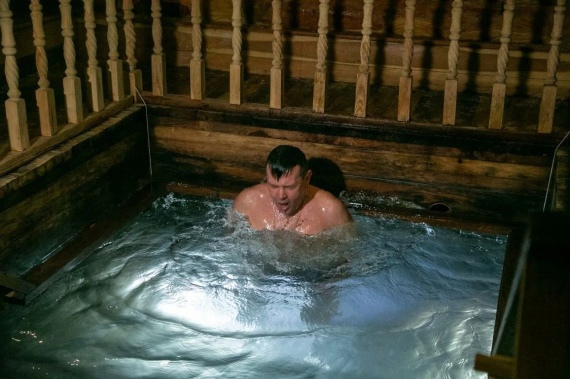Глава городского округа Коломна присоединился к крещенским купаниям