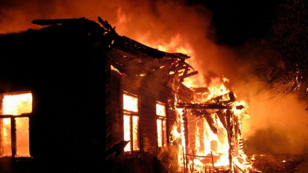 За сутки сгорели два дома и квартира