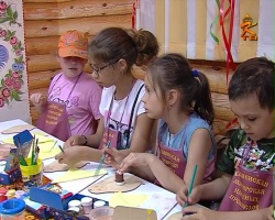 Дети из центра реабилитации инвалидов посетили Коломенскую мастерскую народных промыслов