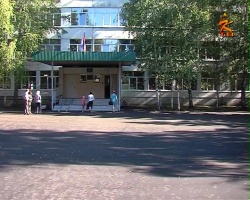 Силами родителей школьников и выпускников перед школой №12 отремонтировали площадку
