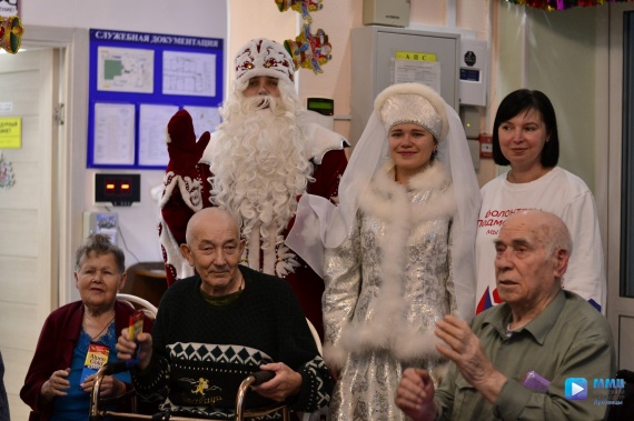 Активисты поздравили с наступающими праздниками пожилых луховичан