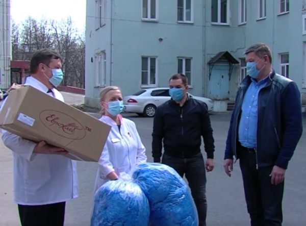 Денис Лебедев передал в Коломенскую ЦРБ маски и бахилы для бесплатной раздачи пациентам