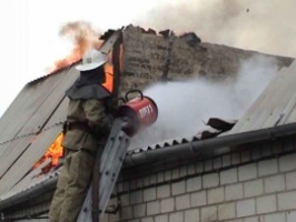 В Коломенском районе сгорели дом и машина