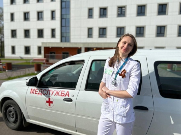 Коломенские врачи выполняют сегодня свои профессиональные обязанности с символом Победы на груди