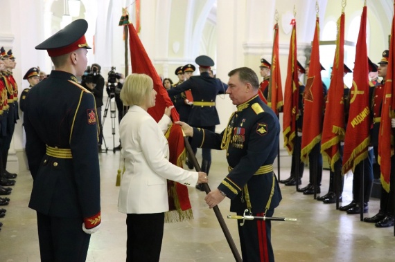 Два боевых знамени передали в музей-заповедник "Коломенский кремль"