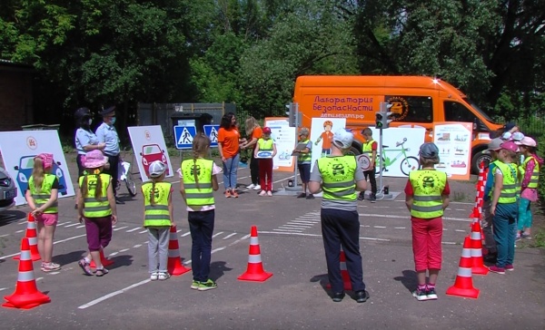 Макет дорожно-уличной сети помогает детям освоить правила дорожного движения