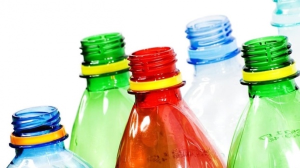 Цветные пластиковые бутылки могут попасть под запрет в 2024 году