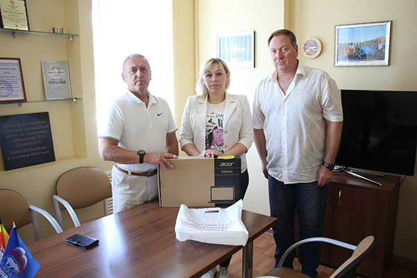 Егорьевские депутаты подарили больному ребенку компьютер
