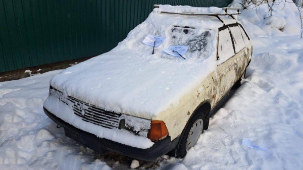 Брошенные машины препятствуют уборке снега