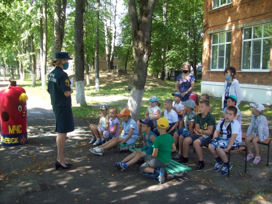 Сотрудники МЧС посетили воспитанников детского лагеря в Егорьевске